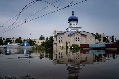 Una iglesia rodeada de agua en un barrio inundado en Jersón, este jueves.