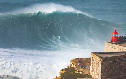 No todos los surferos son iguales. A los más expertos se les llama 'big wave surfers'. Son aquellos que desafían el frío del invierno en busca de olas gigantes. También se trata de una disciplina dentro de este deporte, con sus propias normas y campeonatos. Y Nazaré, un pueblecito de pescadores en la región portuguesa de Estremadura (centro del país), se ha convertido en la meca de esta modalidad de surf en Europa gracias a sus mastodónticas olas que en ocasiones superan los 20 metros de altura. Una garganta submarina se encarga de 'fabricar', con la colaboración de olas rápidas y lentas y de una corriente en sentido contrario, auténticos monstruos de agua. Y esto no solo provoca subidones de adrenalina en los surfistas y sus equipos, sino también en los espectadores que, de lejos, a buen recaudo, contemplan este atronador infierno.