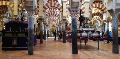 Pasos de cofradías exhibidos en la Mezquita-catedral de Córdoba durante una exposición en 2019.