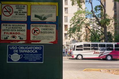 Un cartel de prohibición de armas en un negocio en el oeste de Caracas.