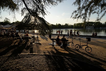 Atardeder el martes en el Retiro, en su segundo día de reapertura tras 72 días de cierre.