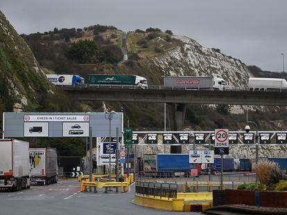 Cola de camiones este sábado en el puerto de Dover (Reino Unido), a doce días del final del período transitorio del Brexit EFE/EPA/ANDY RAIN