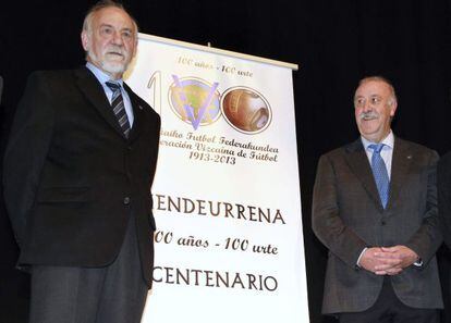 Vicente del Bosque, a la derecha, y el presidente de la Federaci&oacute;n Vizca&iacute;na de F&uacute;tbol, I&ntilde;aki G&oacute;mez Mardones.
