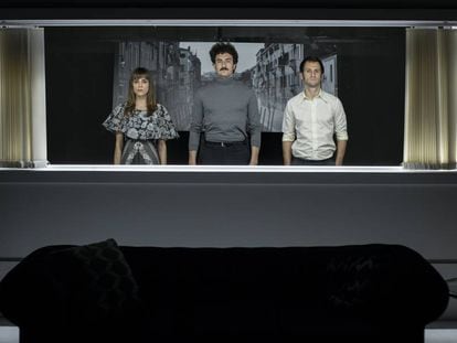 Los actores Irene Arcos, Miki Esparbé y Raúl Arévalo, en 'Traición'.