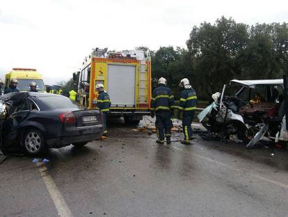 La Guardia Civil acude a un accidente de tráfico en el kilómetro 28 de la A-2003 en Cádiz.