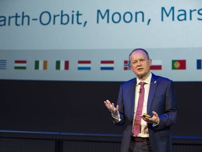 David Parker da una charla sobre los objetivos de exploración espacial de la ESA.