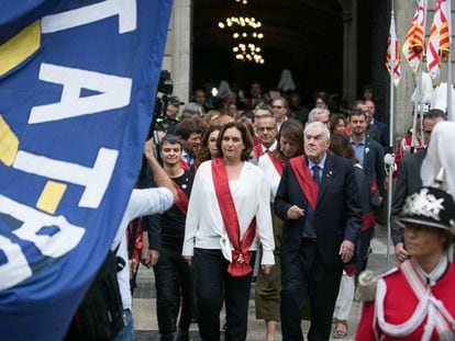 Ada Colau y Ernest Maragall cruzan la plaza de Sant Jaume entre protestas y esteladas tras el acto de investidura.