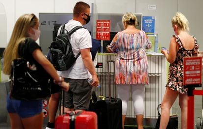 Turistas británicos en el aeropuerto de Gran Canaria, el pasado julio, a su regreso al Reino Unido