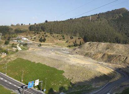 Vista de los terrenos de Alonsotegi donde se preveía levantar la planta presentada por el grupo Afer, junto a la autovía del Cadagua.