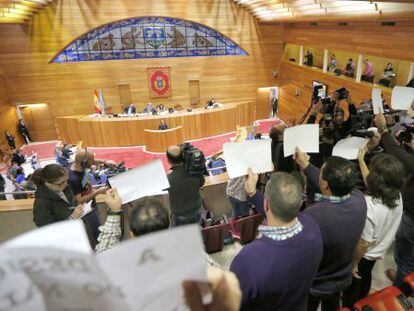 Una protesta en la tribuna de invitados del Parlamento gallego en pasado mes de enero 