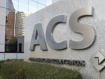 Logotipo de ACS ante la fachada de la sede central de la compañía en Madrid.