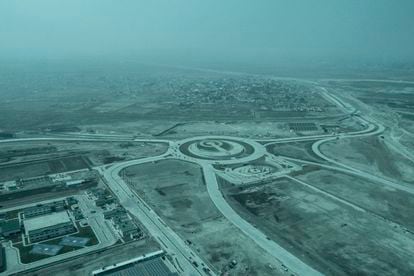 Vista aérea del proyecto completo del nuevo aeropuerto de Ciudad de México el 08 de febrero de 2022 durante un recorrido con autoridades militares.