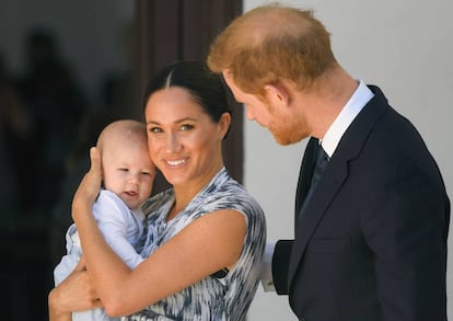 Los duques de Sussex, Enrique de Inglaterra y Meghan Markle, con su hijo Archie, en un viaje oficial a África.