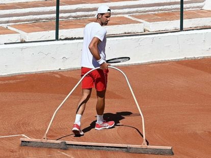 Djokovic pasa el rastrillo durante un entrenamiento en el Club de Tenis Puente Romano, la semana pasada en Marbella. / GTRES