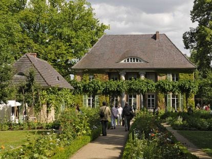 Visitantes en Villa Liebermann, en Wannsee, cerca de Berl&iacute;n, residencia de verano del pintor Max Liebermann. 
