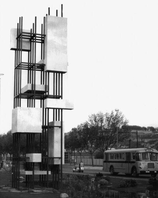 La escultura a Ildefons Cerdà en la plaza del mismo nombre, cuando se inauguró en 1959. / Blog Barcelofilia. Archivo histórico de Sants-Montjuïc