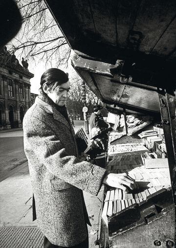 Julio Cortázar, buscando libros en París.