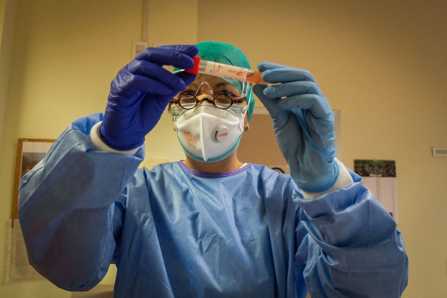 Un médico sostiene un vial con una muestra del coronavirus detectado en Italia. EFE/EPA/MATTEO CORNER