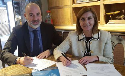 Albert Salvador, secretario general de la WCA y Elena Vicente, presidenta de ACCORS, en la firma del acuerdo