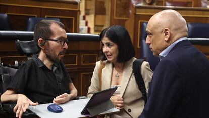 El portavoz de Unidas Podemos, Pablo Echenique; la ministra de Sanidad, Carolina Darias, y el secretario general del Grupo Socialista en el Congreso, Rafael Simancas, charlan este miércoles en el Congreso.