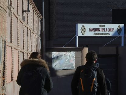 Entrada del colegio de los carmelitas descalzos de Medina del Campo (Valladolid), donde un profesor ha sido condenado a 13 años de cárcel por abusar de un alumno en 2020.