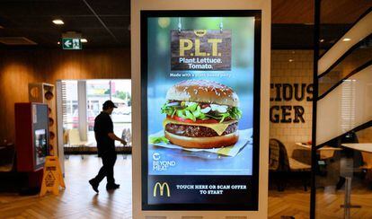 Un cartel anuncia una hamburguesa vegetariana en un establecimiento en Canadá.