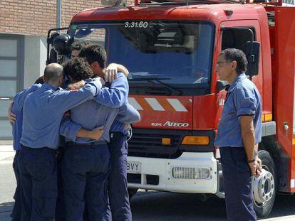 Los bomberos lloran la muerte de sus compa&ntilde;eros en el incendio de Horta de Sant Joan. 