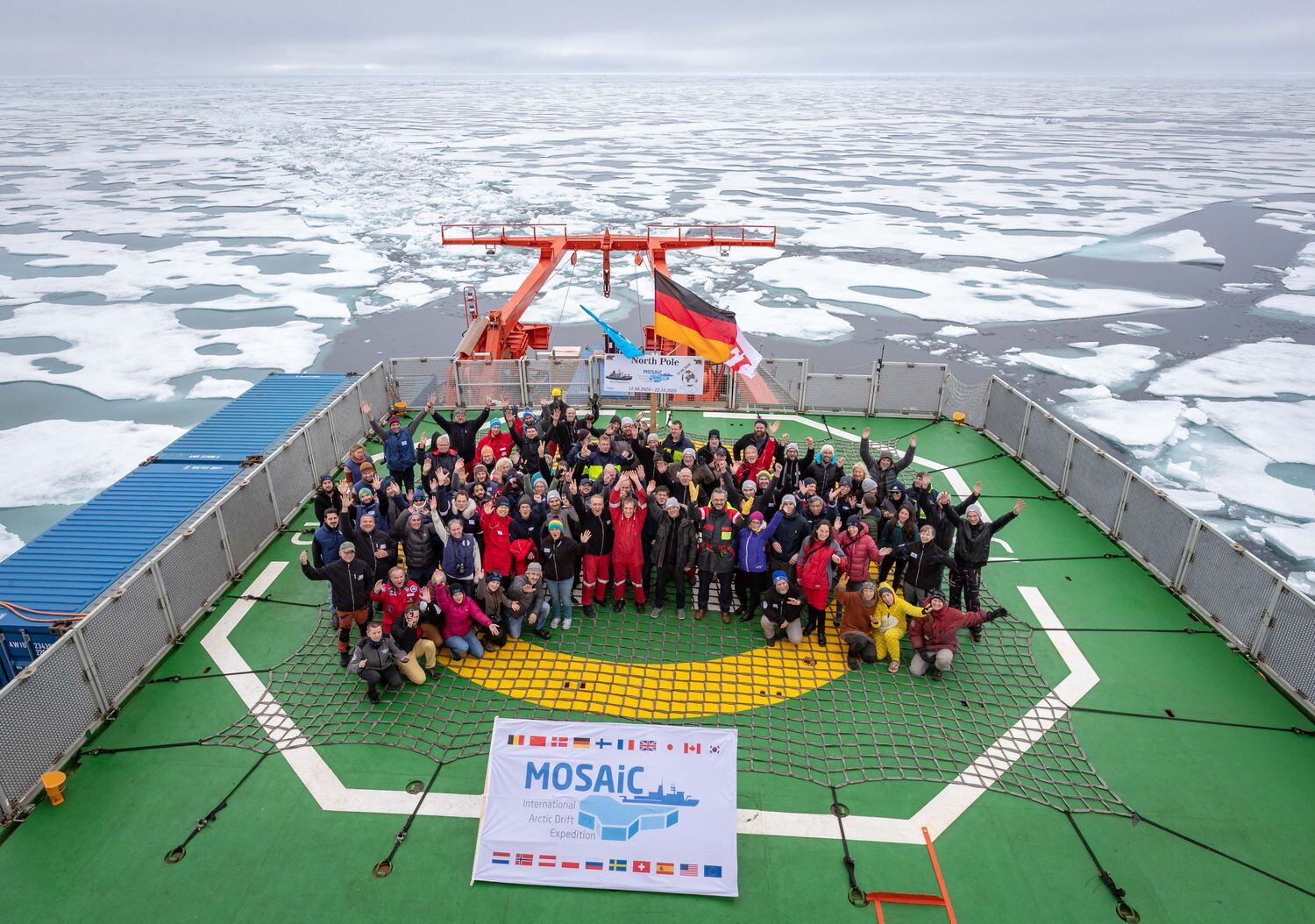 El equipo del quinto y último relevo de la expedición MOSAIC, al cruzar el Polo Norte.