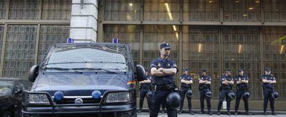 La Polic&iacute;a protege la sede de Caja Madrid esta ma&ntilde;ana.