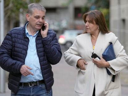 La presidenta de JxCat, Laura Borràs, acompañada por su jefe de prensa, Pep Elias, su llegada a la sede del partido el viernes.