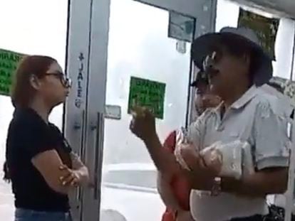 Fotograma del video donde Alma Lourdes, una empleada de una carnicería en Cajeme (Sonora) discute con el cliente identificado como Hilario 'N'.
19 de agosto de 2023