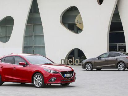 El Mazda 3 se vende con carrocer&iacute;as de 5 puertas (delante) y cuatro o puertas o SportSedan (detr&aacute;s).