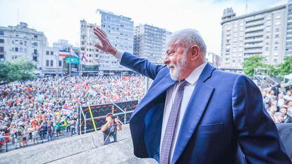 El presidente brasileño, Lula da Silva, saluda a la multitud que se acercó a escucharlo durante su visita de esta semana a Montevideo, Uruguay.