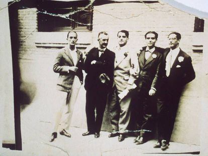 De izquierda a derecha: Dal&iacute;, Moreno Villa, Bu&ntilde;uel, Lorca y Rubio Sacrist&aacute;n, en La Bombilla, en 1926. 