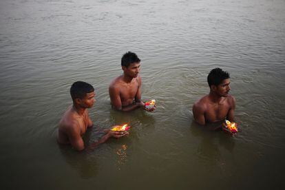 Hindúes rezan al dios del sol en el mítico río Ganges, en India.