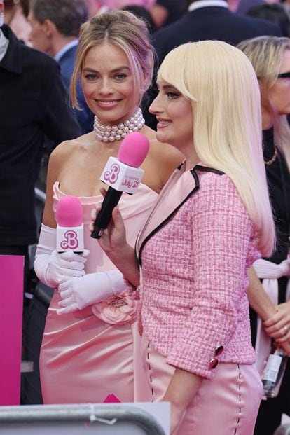 Amelia Dimoldenberg, interviewing Margot Robbie at the European premiere of 'Barbie' in London in July 2023.