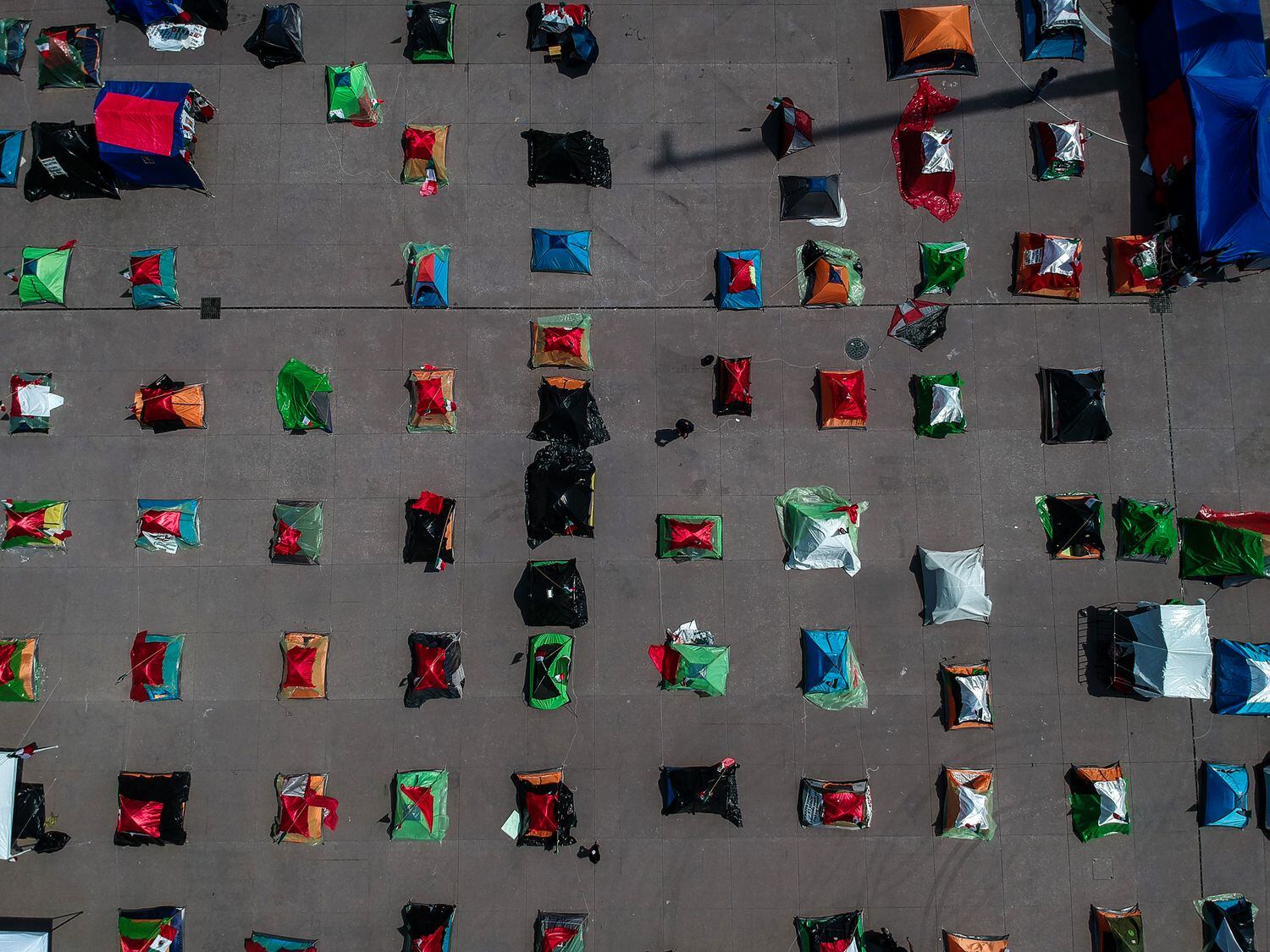 El sol cayendo sobre el campamento en su hora más intensa del día. 