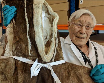 Bessie Omilgoetok investiga una centenaria parka inuinnait en el Museo Nacional de Dinamarca