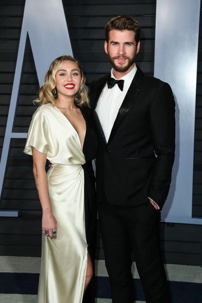 Un comunicado de la cantante Miley Cyrus y una fotografía en la que aparece besándose con la bloguera Kaitlynn Carter han puesto final al matrimonio de la cantante con el actor Liam Hemsworth, con quien llevaba casada solo ocho meses. 