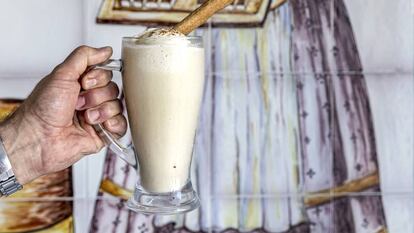 El ‘Tolofet’, una creación de la horchatería Subies, en Almàssera, que combina helado de crema de chufa con horchata mixta y se acompaña de una rosquilleta de chufa.