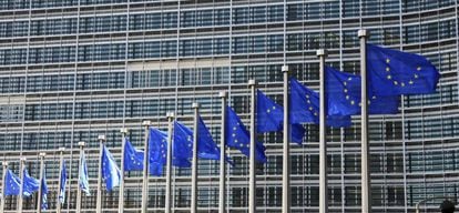 Banderas de la UE en la sede la Comisión Europea en Bruselas (Bélgica).