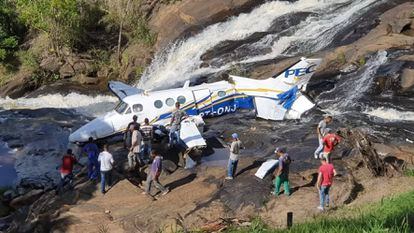 El personal de rescate trabaja sobre el avión estrellado que trasladaba a la cantante brasileña Marília Mendonça.