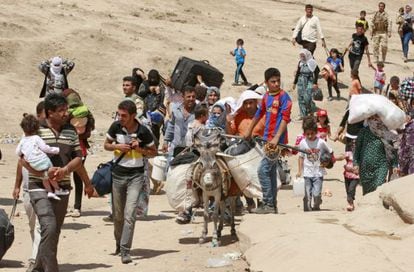 Refugiados procedentes de Siria cruzan en agosto el paso fronterizo de Peshjabur en Dahuk (Irak).