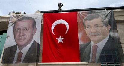 Banderas con Tayyip Erdogan y Ahmet Davutoglu en Estambul.