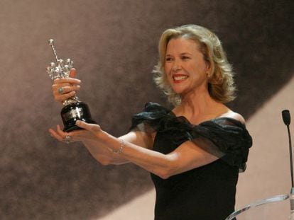 La actriz Annette Bening, recibe el Premio Donostia, durante la celebraci&oacute;n del Festival de Cine de San Sebasti&aacute;n en 2004. 