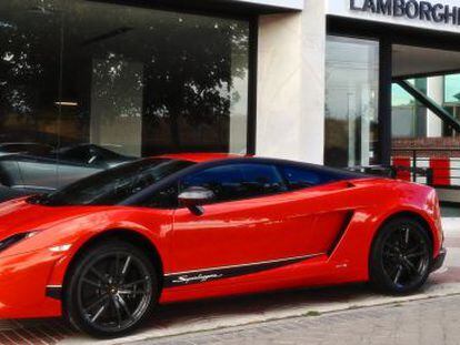 Un Lamborghini en la puerta del concesionario de la marca en Madrid 