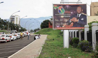 Cartel en una calle de Malabo con la imagen del presidente y candidato, Teodoro Obiang Nguema, ayer.