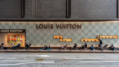 Cola ante la tienda de Louis Vuitton en Shinsegae, en Seúl, el 5 de septiembre de 2021.