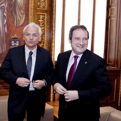 Ferran Mascarell y Jordi Hereu, en un momento de su reunión ayer en el Ayuntamiento de Barcelona.