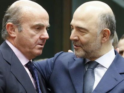 El ministro de Econom&iacute;a en funciones, Luis de Guindos, conversa con el comisario europeo de Asuntos Econ&oacute;micos, Pierre Moscovici, durante el pasado Ecofin.